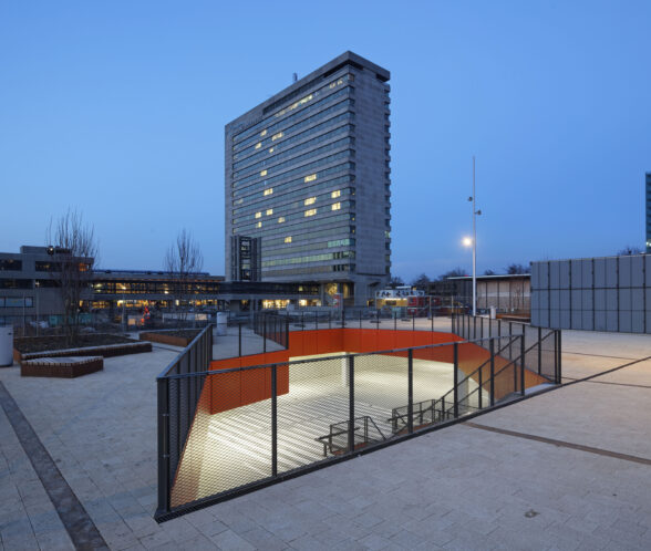 SPUTNIK Erasmus University Parking Garage plaza vide avond